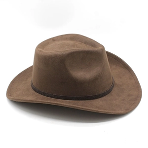 Dettaglio cappello cowboy scamosciato marrone scuro con cinturino in pelle goffrata