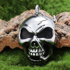 Pendentif crâne punk vintage avec cigarette fumante sur fond de mousse naturelle