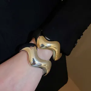 Eleganti bracciali rigidi aperti ondulati in metallo lucido oro e argento donna