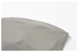 Vue macro détaillée du soutien-gorge de sport gris sans bretelles avec coutures doubles