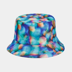 Détail d'un chapeau bob fleuri aux couleurs vives avec coutures de bord renforcées