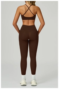 Vue détaillée du soutien-gorge de sport marron avec dos évidé et legging de yoga taille haute