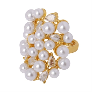 Bague dorée de luxe avec zircon et perles irrégulières sur fond blanc professionnel