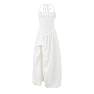 Détail du corsage froncé et du lien tour de cou sur une robe blanche élégante