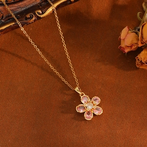 Collier élégant à fleurs dorées avec cristaux roses sur fond vintage rétro