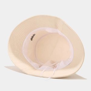 Dettaglio dell'interno del cappello alla pescatora con cordoncino regolabile e ricamo
