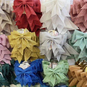 Grands nœuds de Noël pailletés en plusieurs couleurs comme rouge or et argent