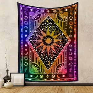 Detail eines böhmischen Wandteppichs mit Sonnen- und Mondmotiv in Regenbogenfarben