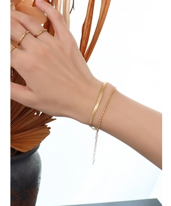 Detail eines zweischichtigen, 18 Karat vergoldeten Titanarmbands mit Schlangen- und Gliederkette