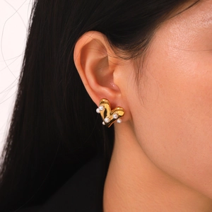 Boucles d'oreilles cœur en acier inoxydable doré 18K avec perles sur modèle