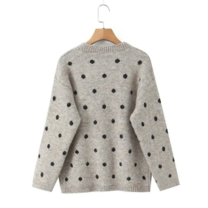 Vista posteriore di un maglione grigio chiaro a pois neri con maniche lunghe