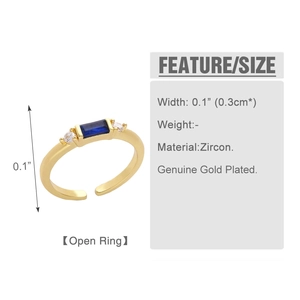 Detail van vergulde open ring met rechthoekige blauwe zirkoon en witte accenten