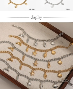 Vue détaillée des bracelets sur le thème marin avec pendentifs dauphin et étoile de mer