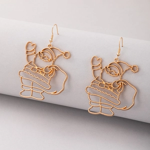 Détail de boucles d'oreilles Père Noël dorées évidées sur un support minimaliste