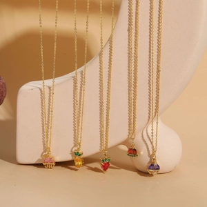 Détail de colliers en zircon avec pendentifs en forme de méduse, d'ananas et de fruits