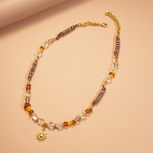 Collier en perles bohème ethnique avec pendentif soleil doré et détails tissés
