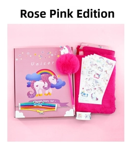 Detalle del set de papelería de unicornio rosa con cuaderno de peluche y pegatinas en caja