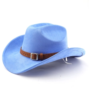 Détail d'un chapeau de cowboy bleu en daim avec bande tressée marron et boucle argentée