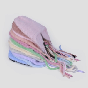 Detailaufnahme der Angora-Kaninchenfell-Ohrenklappenmützen in verschiedenen Pastelltönen