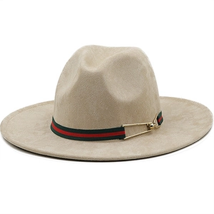 Dettaglio del cappello da cowboy in camoscio kaki con nastro a righe rosse e verdi e morsetto