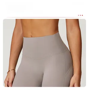 Detail der High-Waist Yoga-Leggings mit Bauchkontrolle und Anti-Roll-Design in Taupe