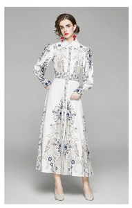 Vue complète d'une robe longue vintage à imprimé baroque avec manches bouffantes