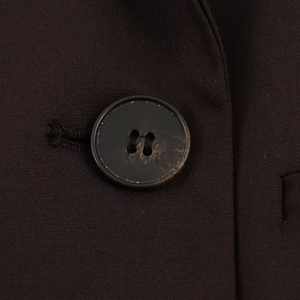 Détails des boutons à double boutonnage et texture du tissu sombre sur la veste