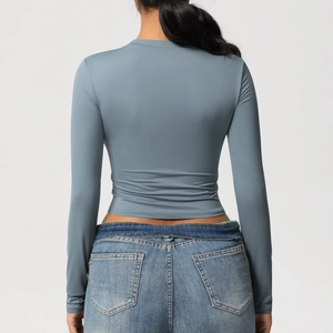 Vue arrière du haut de yoga bleu brume montrant la coupe ajustée et le tissu extensible