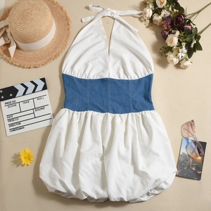 Détail de robe dos nu avec patchwork en jean à la taille et ourlet à volants