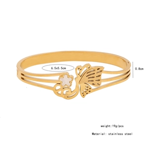 Détail du bracelet en acier inoxydable doré avec relief papillon et dimensions