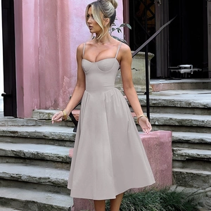 Détail des fines bretelles et du design dos nu élégant sur cette robe midi ajustée