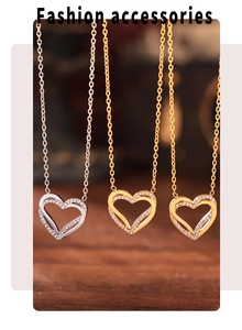 Vista dettagliata dei ciondoli a cuore in argento, oro e oro rosa con zirconi