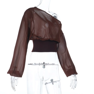 Detail der braunen Mesh-Struktur am schulterfreien langärmeligen Cropped-Top