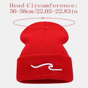 Détail du bonnet rouge avec broderie ondulée et guide de taille 56-58cm