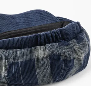 Détail de la texture en velours côtelé bleu et élastique d'une casquette vintage