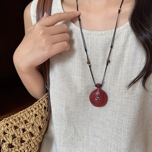 Collier minimaliste en bois avec pendentif cœur, croix argentée vintage et cordon noir