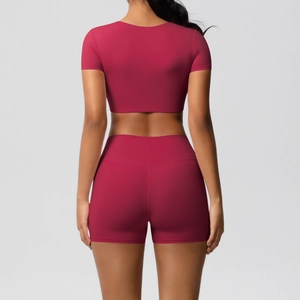 Rückansicht des roten Yoga-Sets mit schmal geschnittenem Crop-Top und High-Waist-Sportshorts