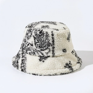 Gros plan sur la texture pelucheuse en polaire sherpa avec motifs paisley sur ce bob blanc