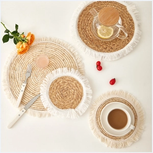 Detalle de manteles individuales de paja tejida natural con flecos blancos decorativos