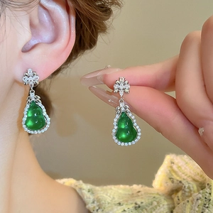 Orecchini hulu in stile neo-cinese con resina verde e pietre di zircone scintillanti