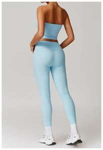 Vue arrière d'un ensemble brassière sans bretelles bleu ciel et legging de sport extensible