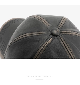 Gros plan détaillé d'une casquette de baseball en cuir noir avec coutures brunes