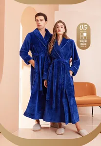 Dettaglio dell'accappatoio in flanella blu reale con trama a rombi e cintura in vita