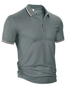 Détail de polo gris foncé montrant les poignets rayés bleu, blanc et orange vif