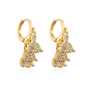 Detalle de pendientes de aro bañados en oro de 18K con colgantes de hoja y circón rosa