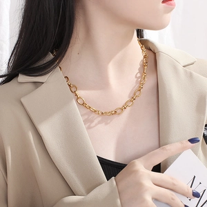 Dettaglio di una collana a catena a graffetta in acciaio inossidabile placcato oro 18k
