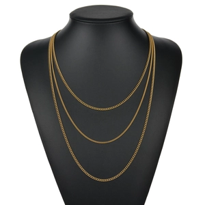 Collar de tres capas de acero inoxidable chapado en oro de 18k en soporte negro de lujo