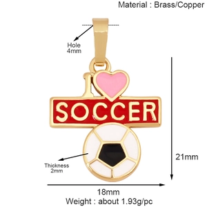 Dimensions détaillées du pendentif de football en laiton avec cœur rose et texte