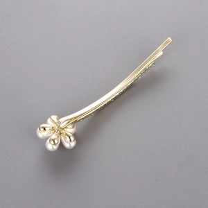 Elegant gold-plated hair clip with a minimalist five-petal pearl flower design for women