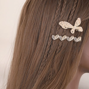 Elegante set di fermagli per capelli dorati con perle bianche e strass sui capelli